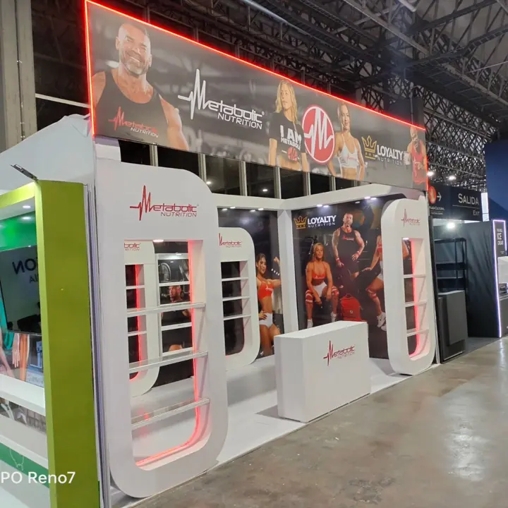 Stand para ferias con estructuras curvas iluminadas