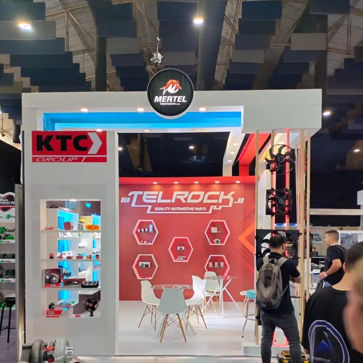 Stand comercial con vitrinas y zona de atención