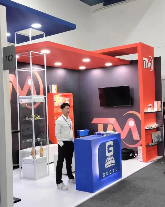 Stand de ventas en rojo y negro con mostrador