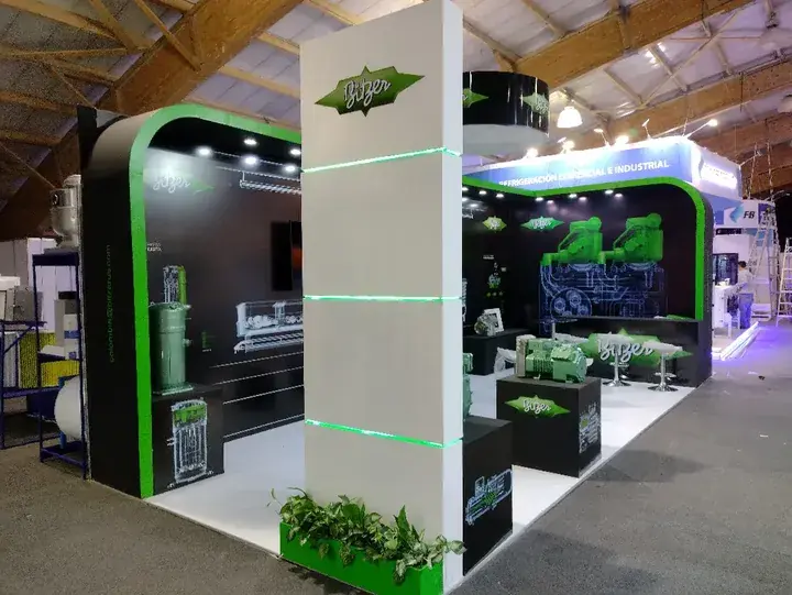 Stand para ferias en blanco y verde con plantas