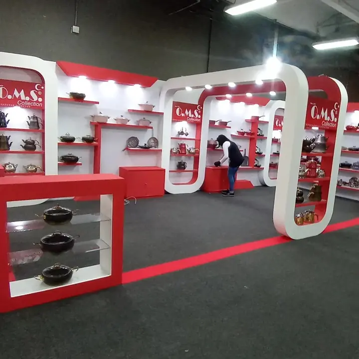 Stand de exhibición con repisas y arcos blancos