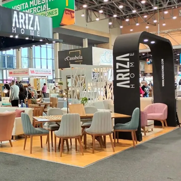 Stand de muebles con arco negro y zona de comedor